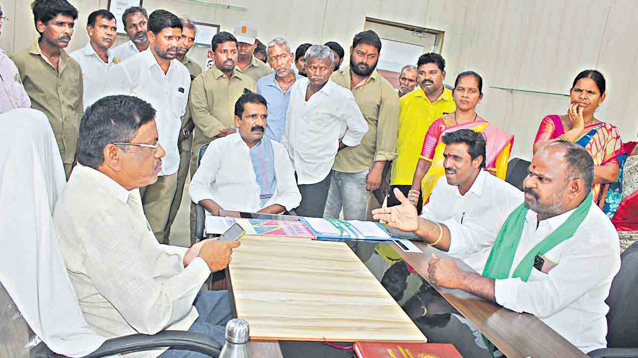 మేడే రోజే కార్మికులకు అవమానం