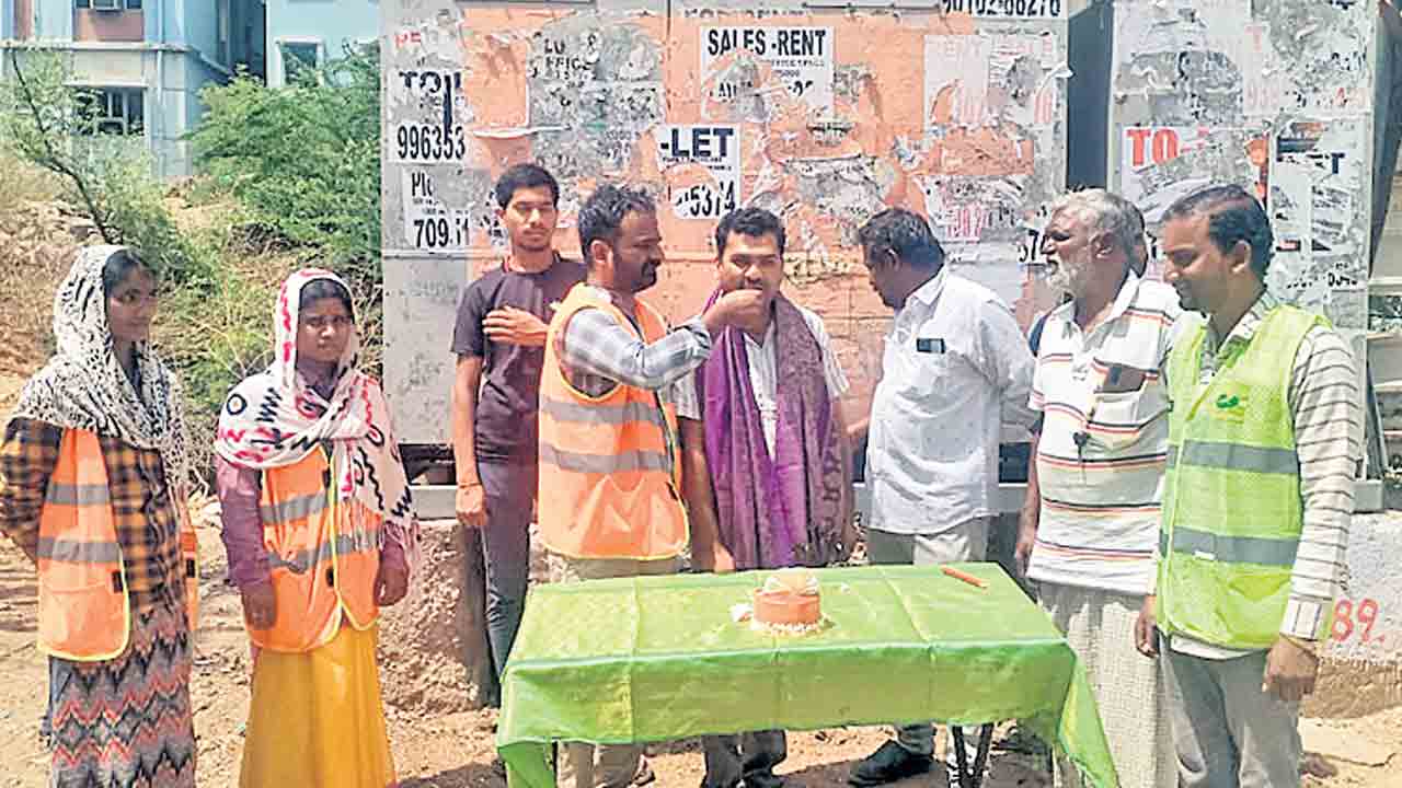 బాధ్యతగా నిలిచి.. స్వచ్ఛతగా మార్చి..