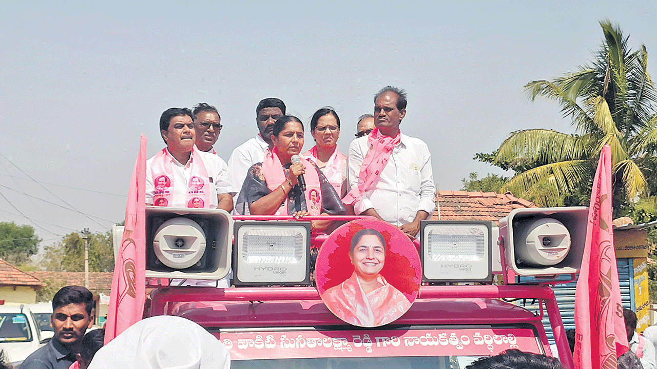 హామీల అమలుపై కాంగ్రెస్‌ ఊసెత్తడం లేదు