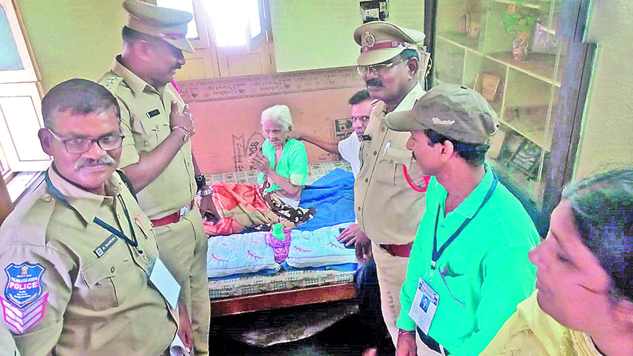 ఓటేసిన శతాధిక వృద్ధురాలు