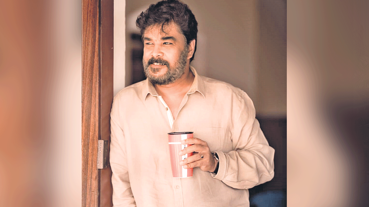 Director Sundar. C | తెరపై కొత్త ప్రపంచాన్ని చూస్తారంటున్న బాక్‌ దర్శకుడు సుందర్‌