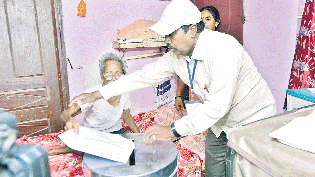 ‘ఇంటి నుంచి ఓటు’ ప్రారంభం