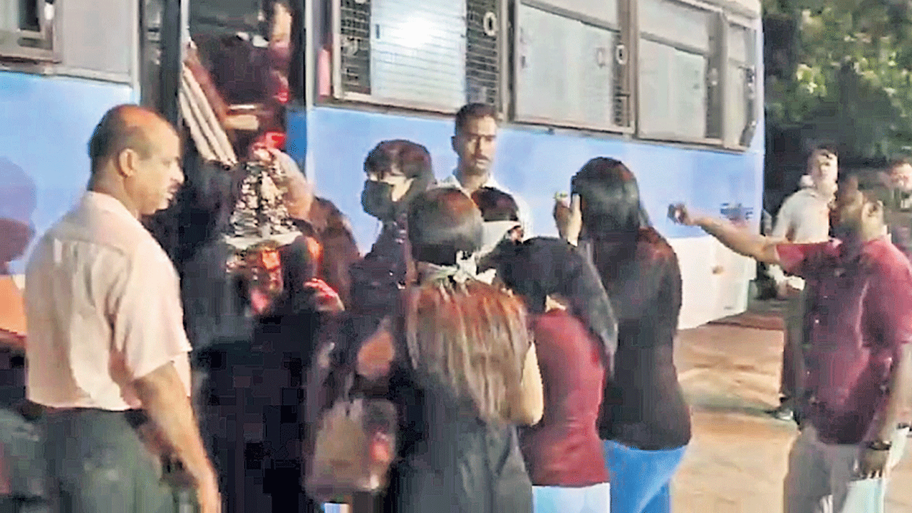 ఆఫ్టర్ 9 పబ్లో అశ్లీల నృత్యాలు