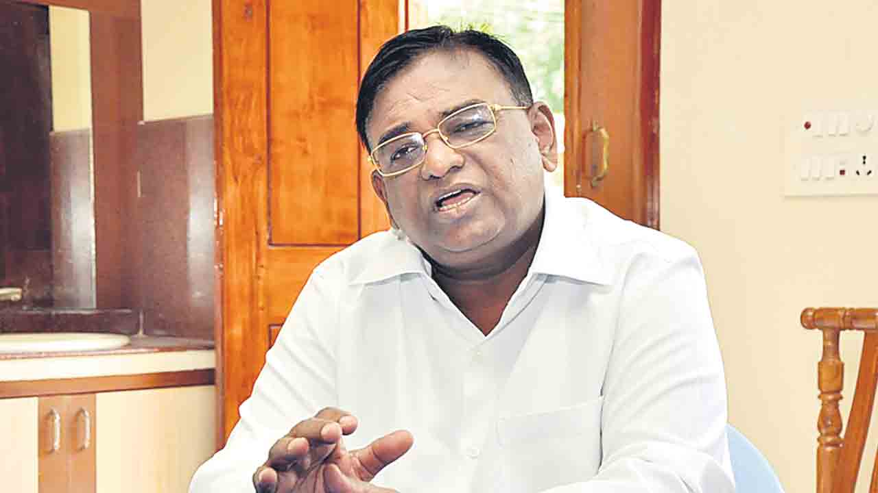 లోకల్‌లో ఉండడు.. హైదరాబాద్‌లోనూ దొరకడు..