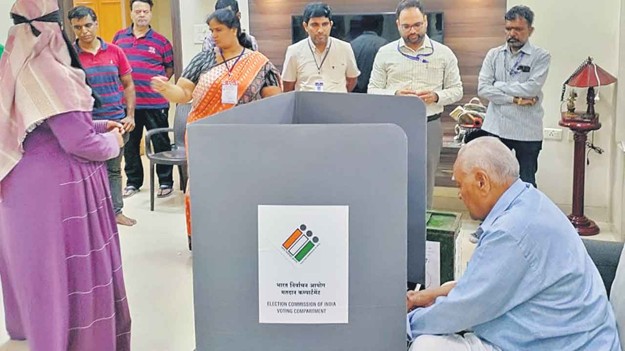 పోలింగ్‌కు ముందే ఓటేశారు