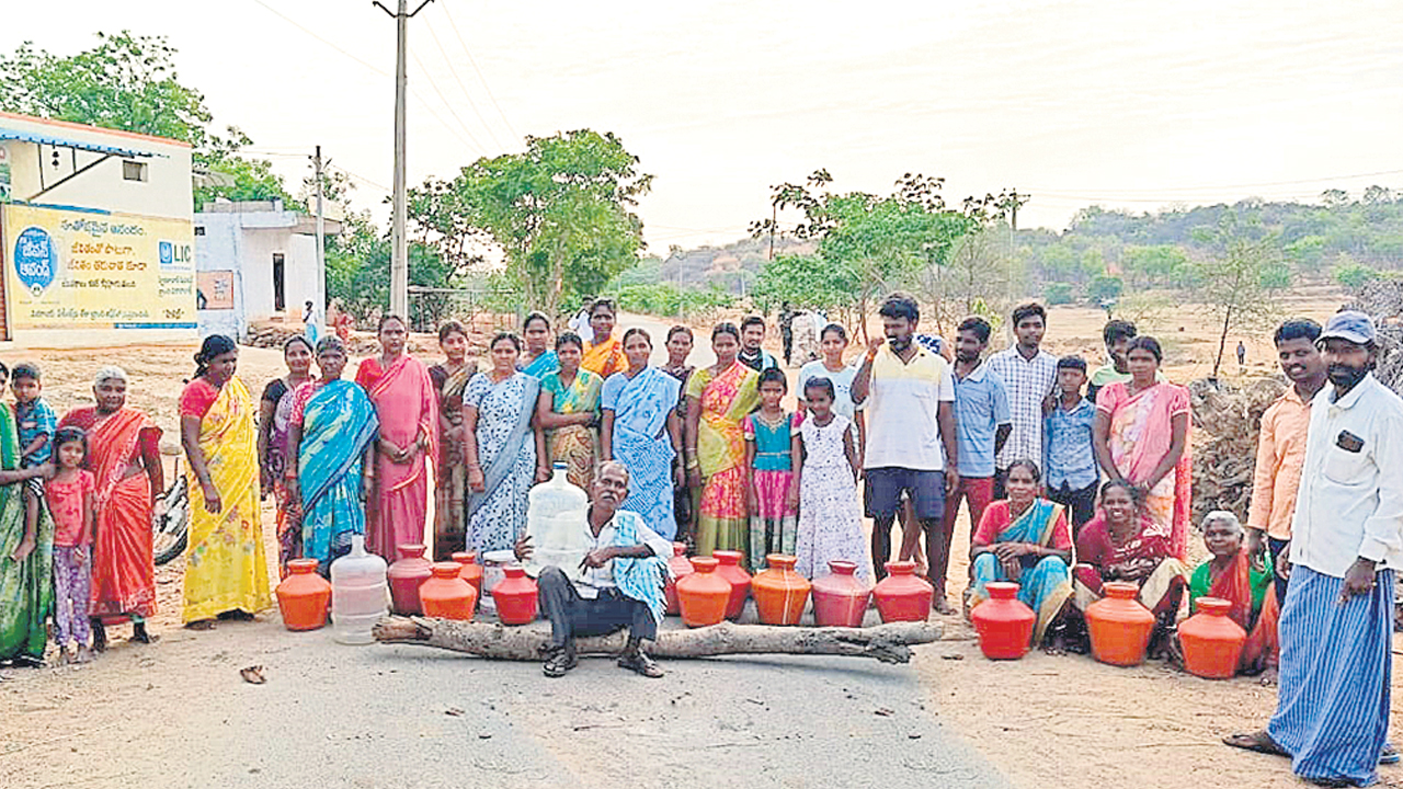 తాగునీటి కోసం రోడ్డెక్కిన మహిళలు