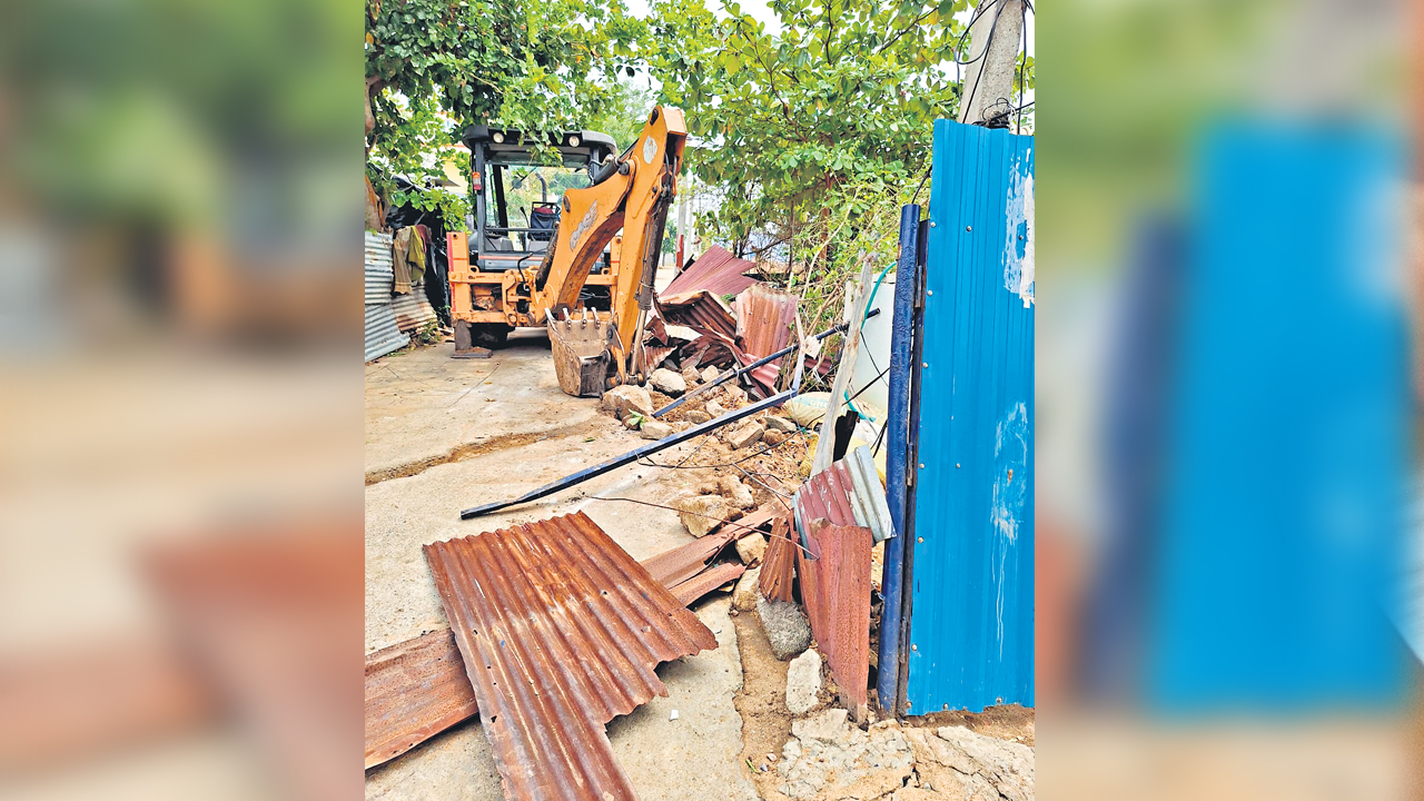 పేదోడి ఇంటిపైకి బుల్డోజర్