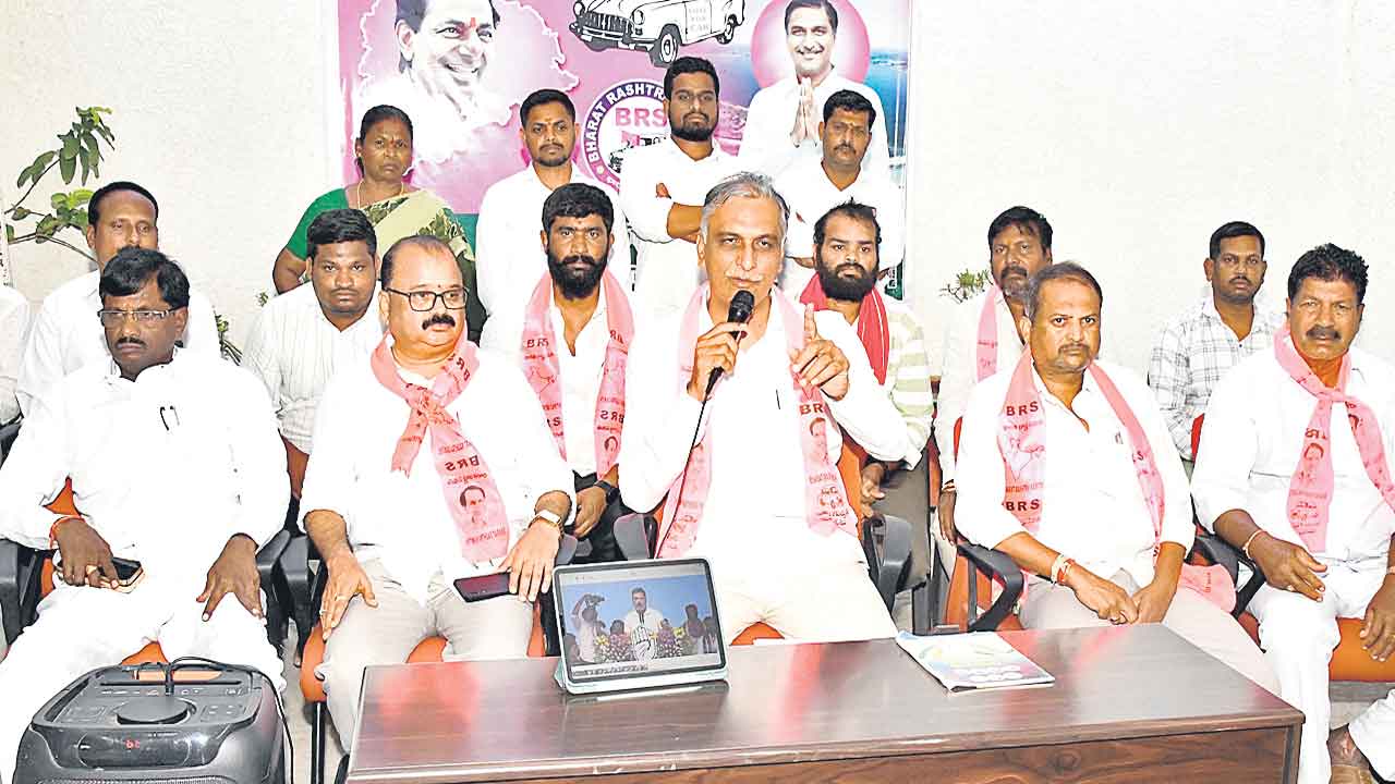 Hraish Rao | మహిళల ఖాతాల్లో 2,500 ఎక్కడ పడ్డాయ్‌?.. అబద్ధాల రాహుల్‌ క్షమాపణ చెప్పు: హరీశ్‌రావు