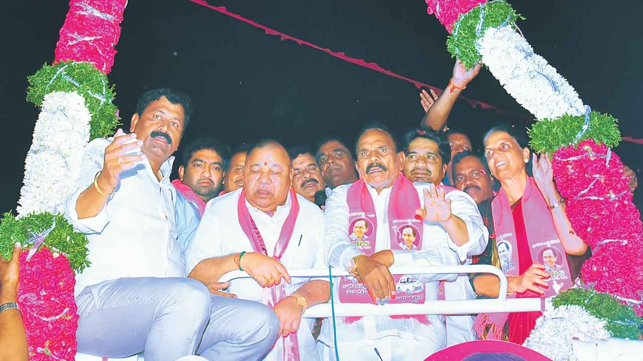 గ్యారెంటీలు గాలికొదిలి..ఒట్లు పెడితె ఓట్లు పడతయా..?