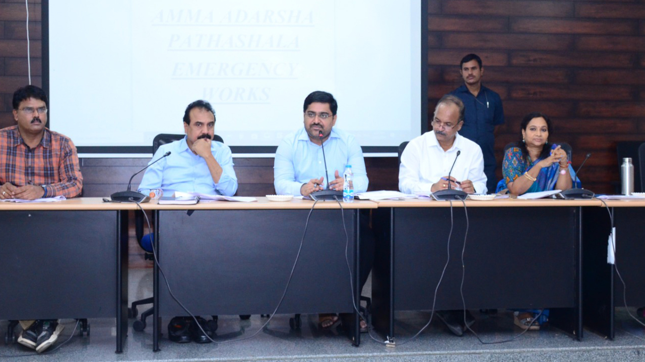 ఆదర్శ పాఠశాలల్లో పనులను వేగవంతంగా చేపట్టాలి