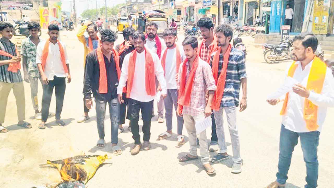 సీఎం రేవంత్‌రెడ్డి దిష్టిబొమ్మ దహనం