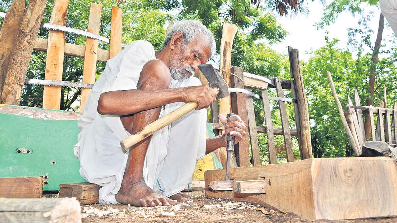 బీసీలకు బాసటగా కేసీఆర్‌