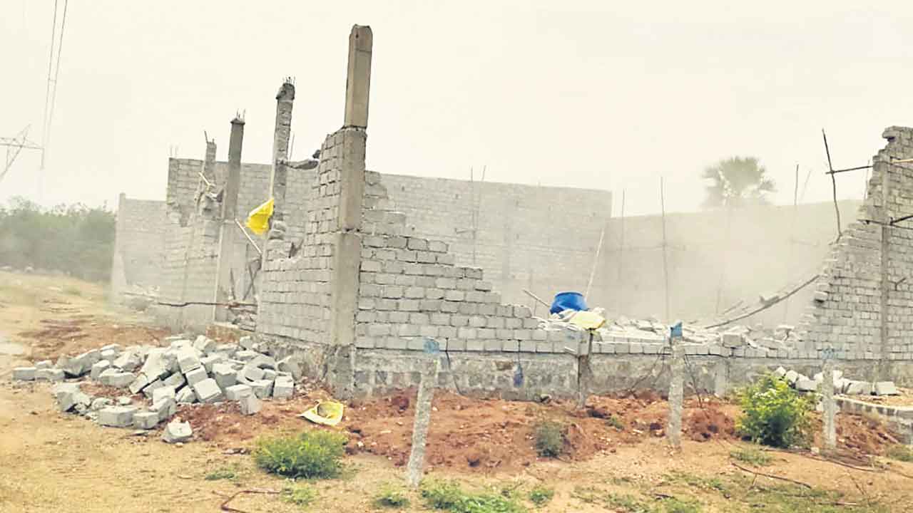 అక్రమ నిర్మాణాల కూల్చివేత