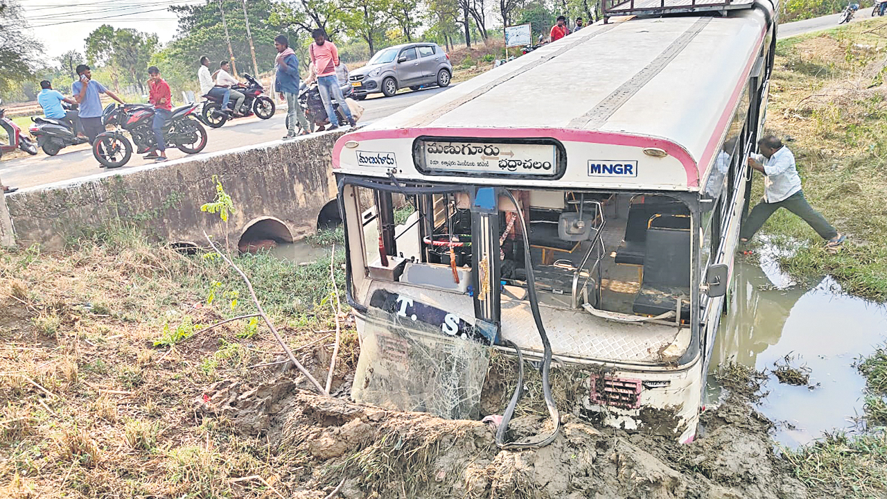 కల్వర్టులోకి దూసుకెళ్లిన ఆర్టీసీ బస్సు