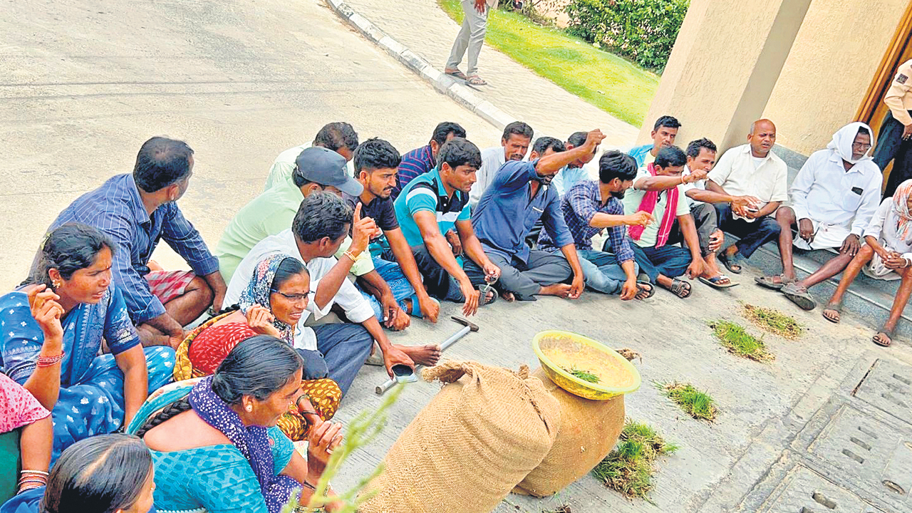 కాళ్లు మొక్కుతాం.. ధాన్యం కొనండి సారూ!