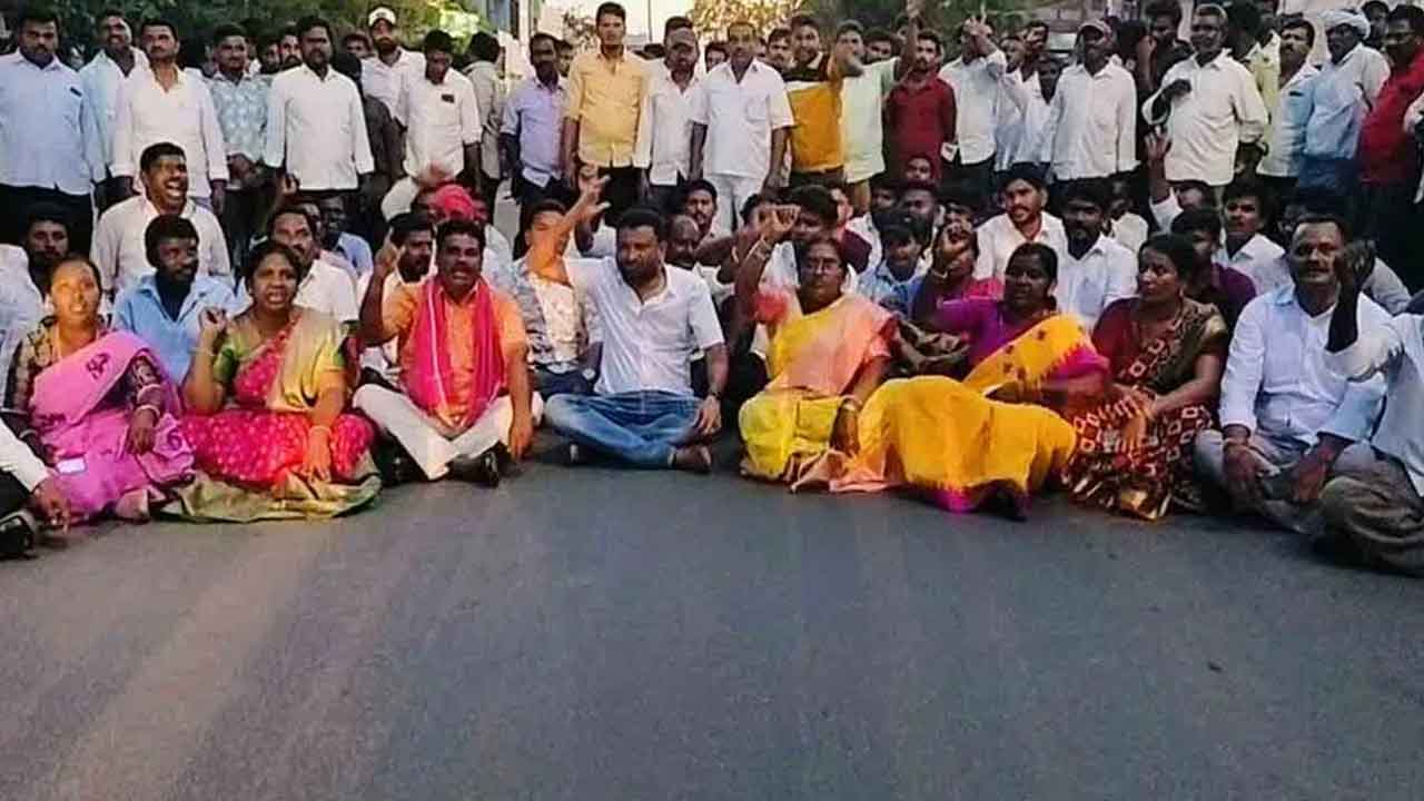 బీఆర్‌ఎస్‌ నాయకులపై కాంగ్రెస్‌ దాడి