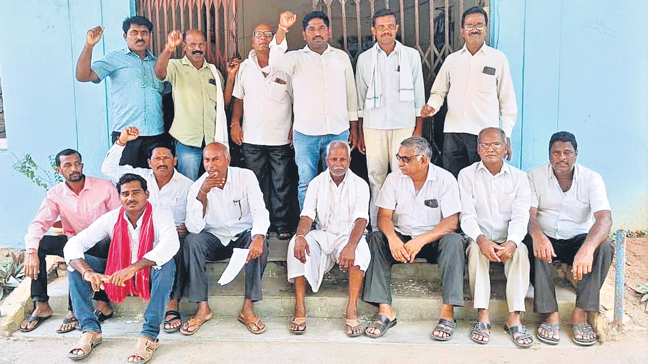 పాల డబ్బులు ఎప్పుడిస్తారు?