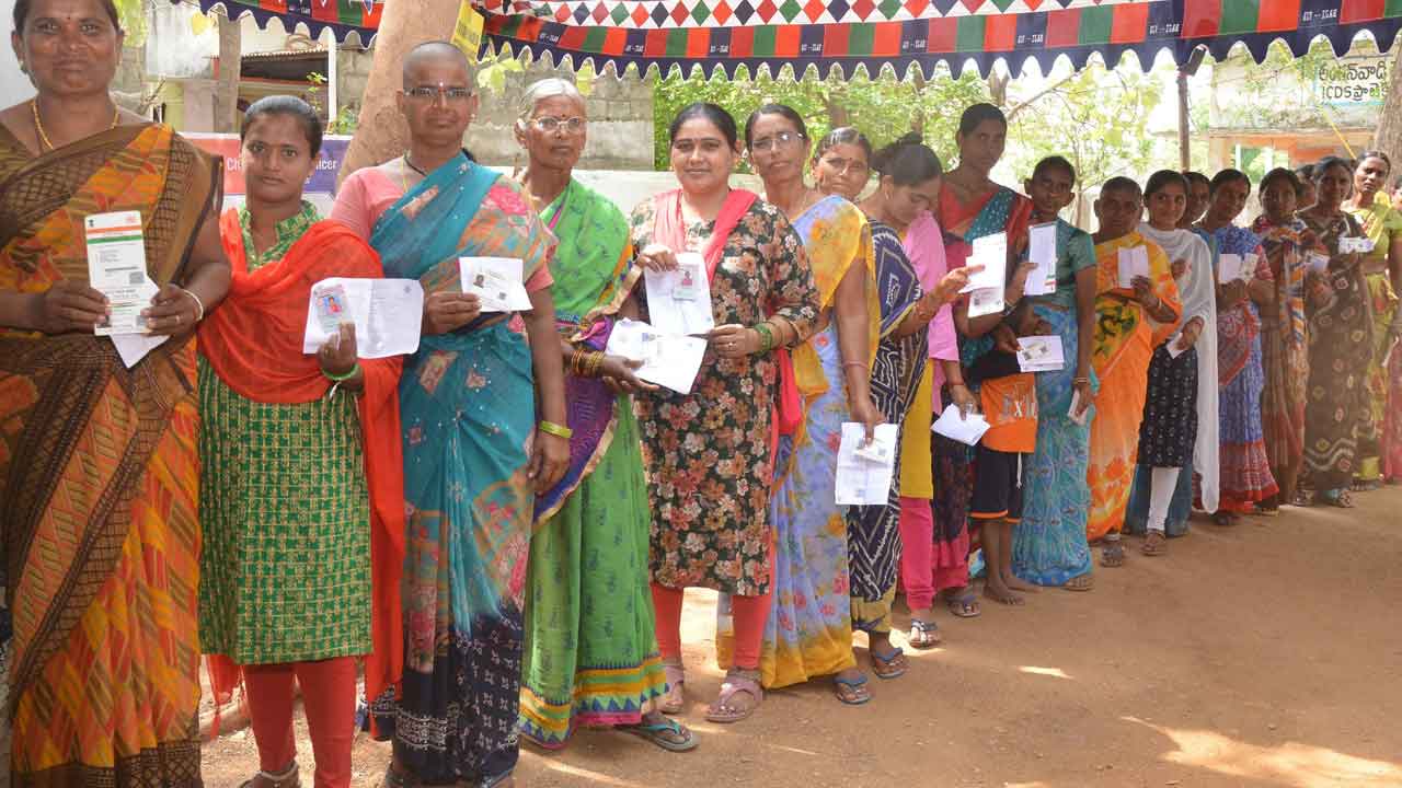 అక్కడక్కడ ఈవీఎంల మొరాయింపు