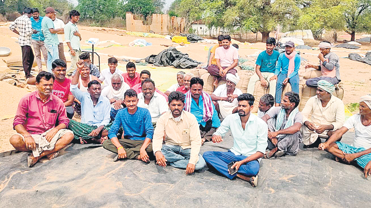 కొనుగోలు కేంద్రంలో పచ్చి మోసం!