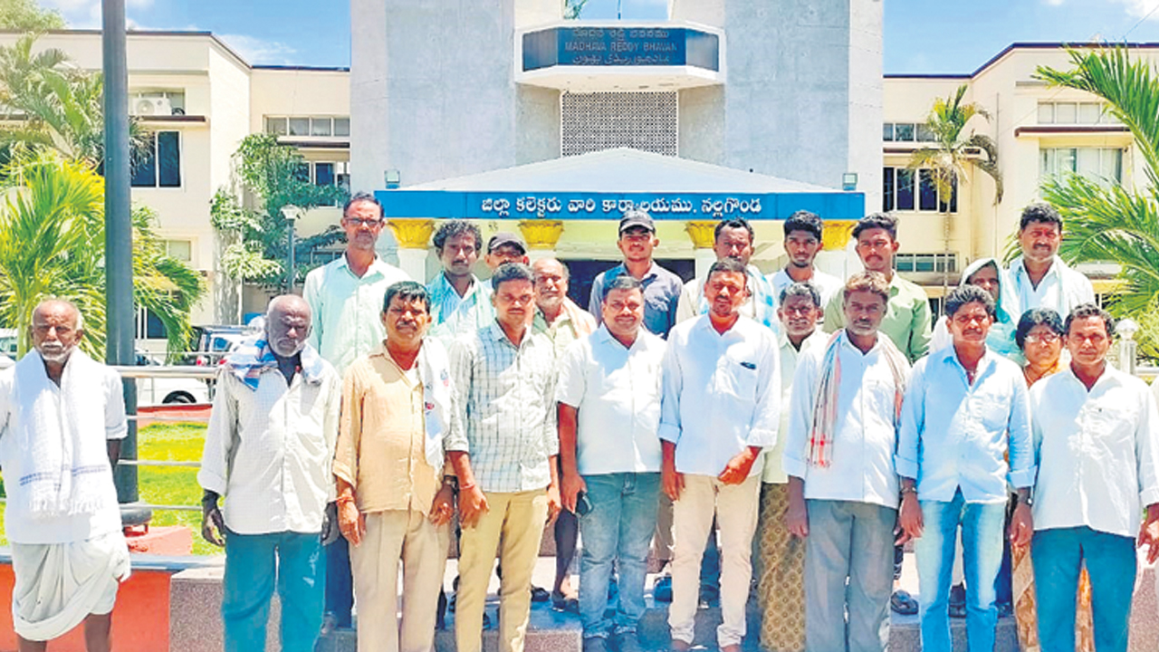 గొర్రెలు ఇవ్వకుంటే.. డీడీ డబ్బులైనా ఇవ్వండి