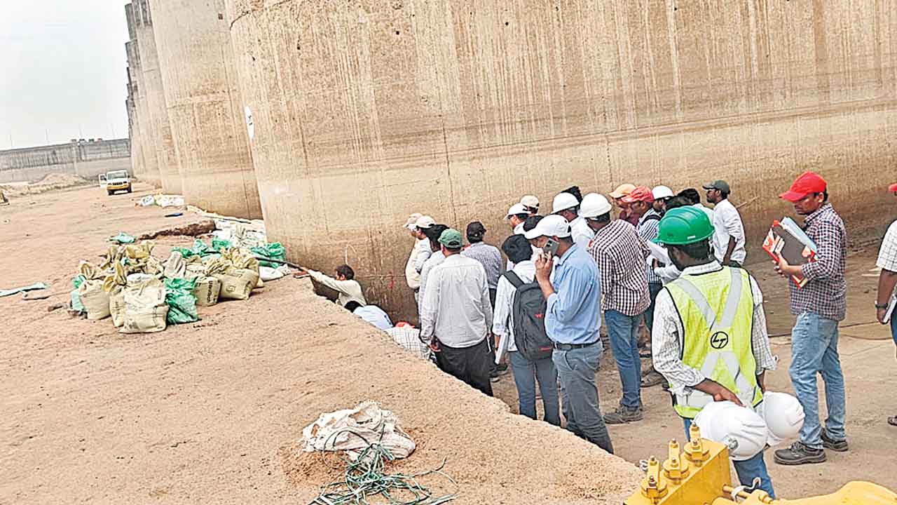 మేడిగడ్డను పరిశీలించిన ఈఎన్సీ