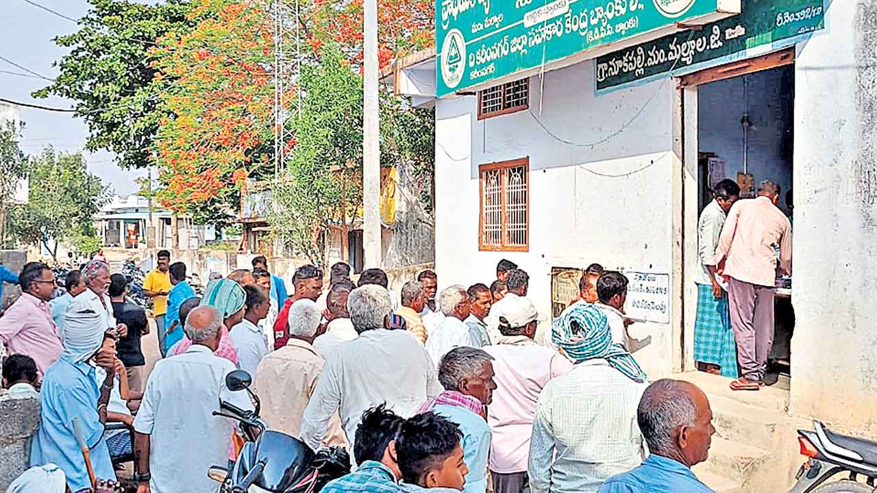 పోలీసు పహారాలో విత్తనాల పంపిణీ