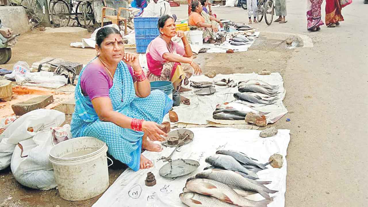 నిధులున్నా నిర్మాణమేదీ?