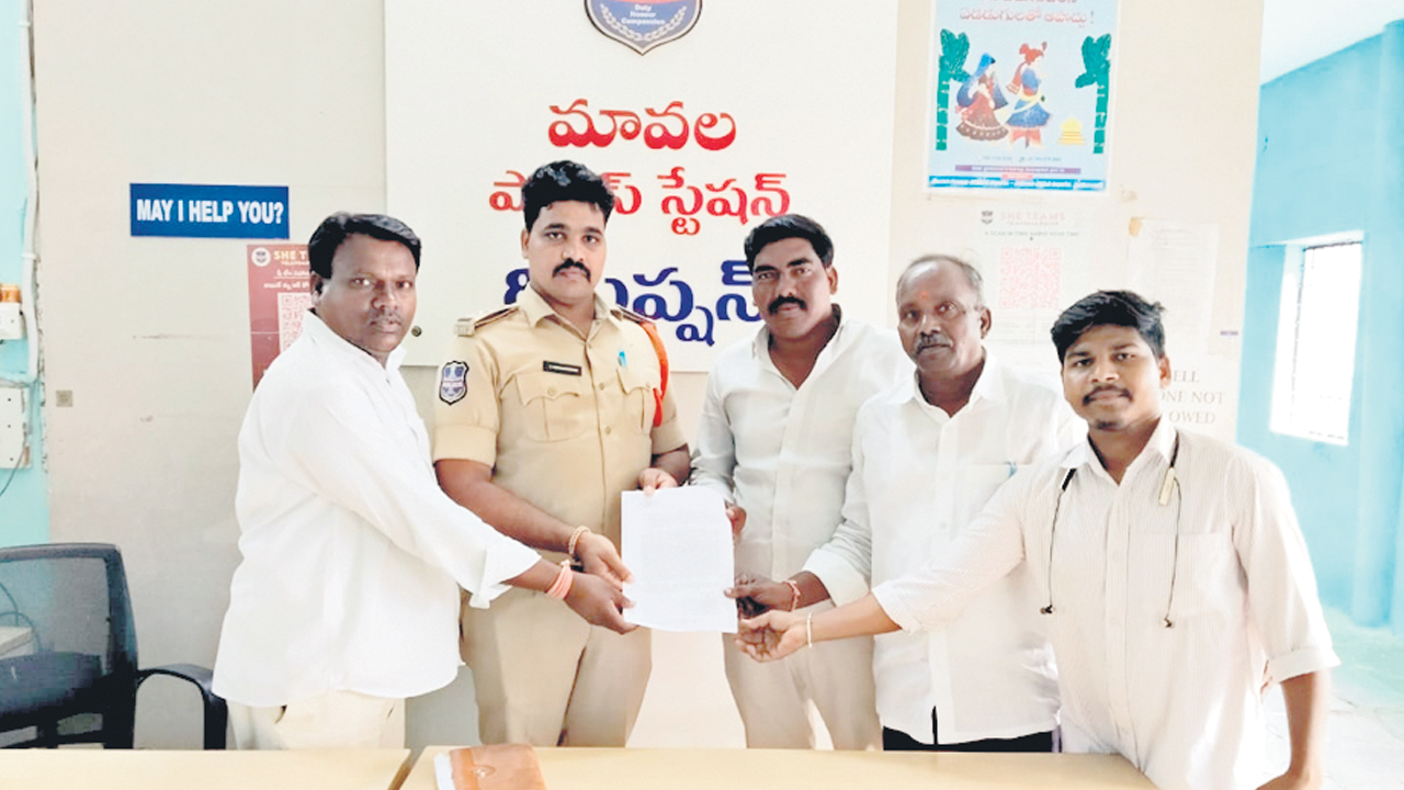 బీజేపీ నాయకులపై పోలీస్‌స్టేషన్‌లో ఫిర్యాదు