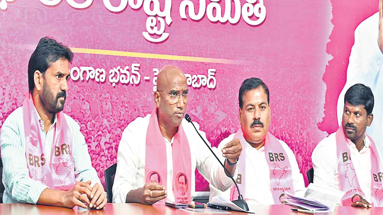 పోలీసులా.. కాంగ్రెస్ ఏజెంట్లా..?