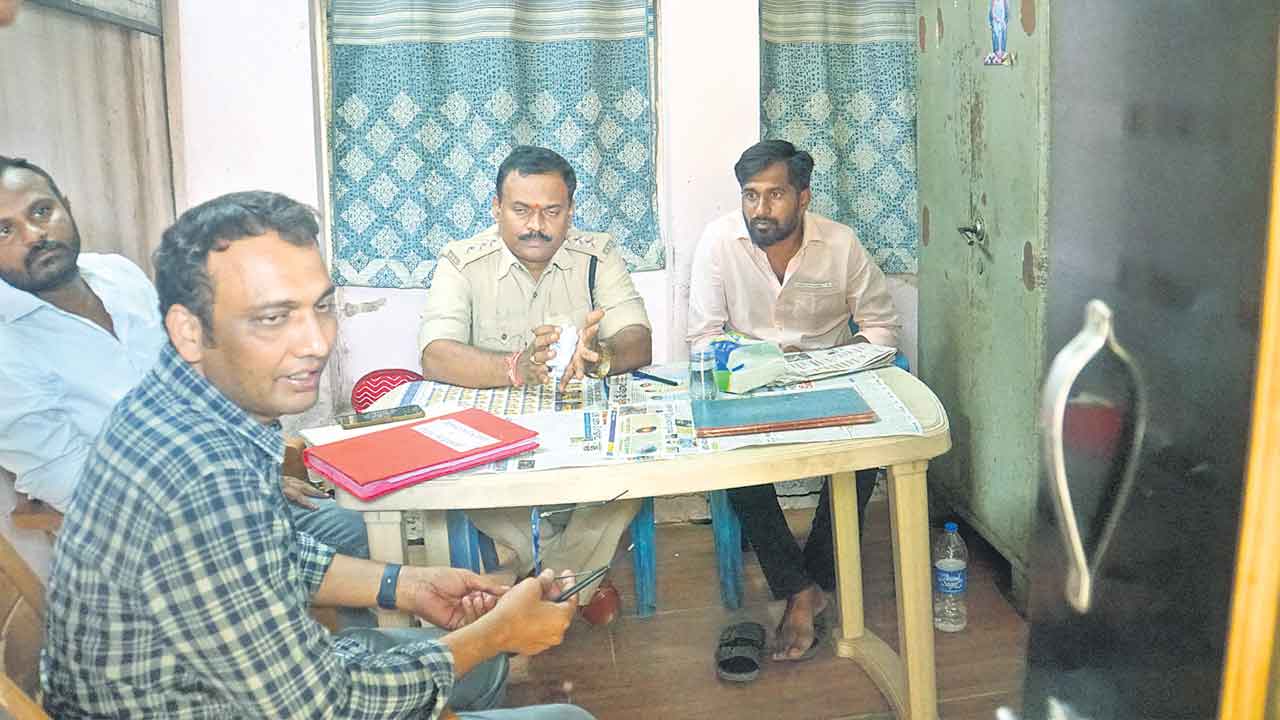 భోరజ్‌ చెక్‌పోస్టుపై ఏసీబీ దాడులు