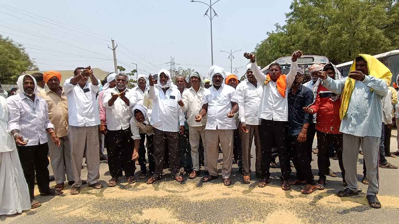 ధాన్యం కొనుగోలు కోసం రోడ్డెక్కిన రైతన్న