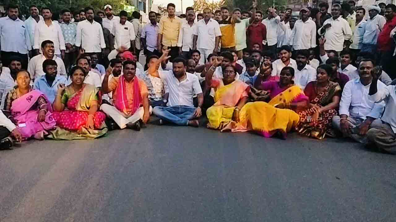 బీఆర్‌ఎస్‌ నాయకులపై కాంగ్రెస్‌ గూండాల దాడి