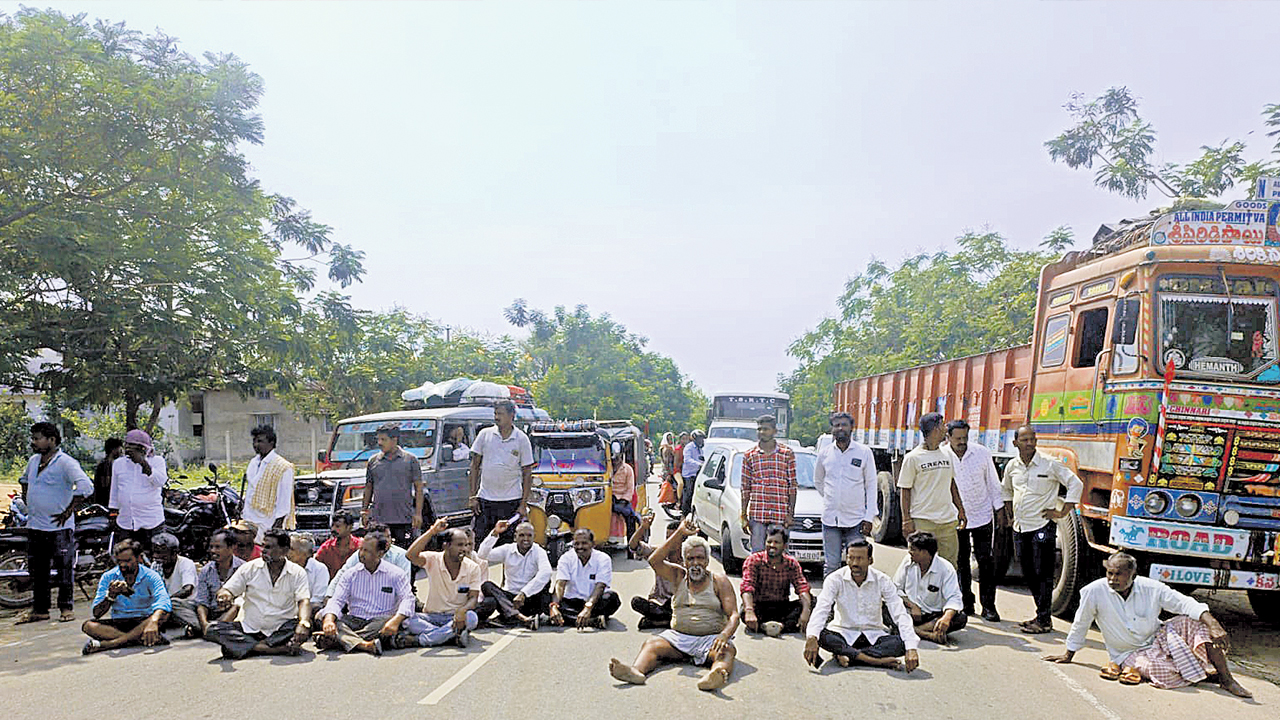 Farmers | వడ్లు కొనకపోతే ఓట్లేయం.. మెదక్‌ – చేగుంట హైవేపై రైతుల రాస్తారోకో