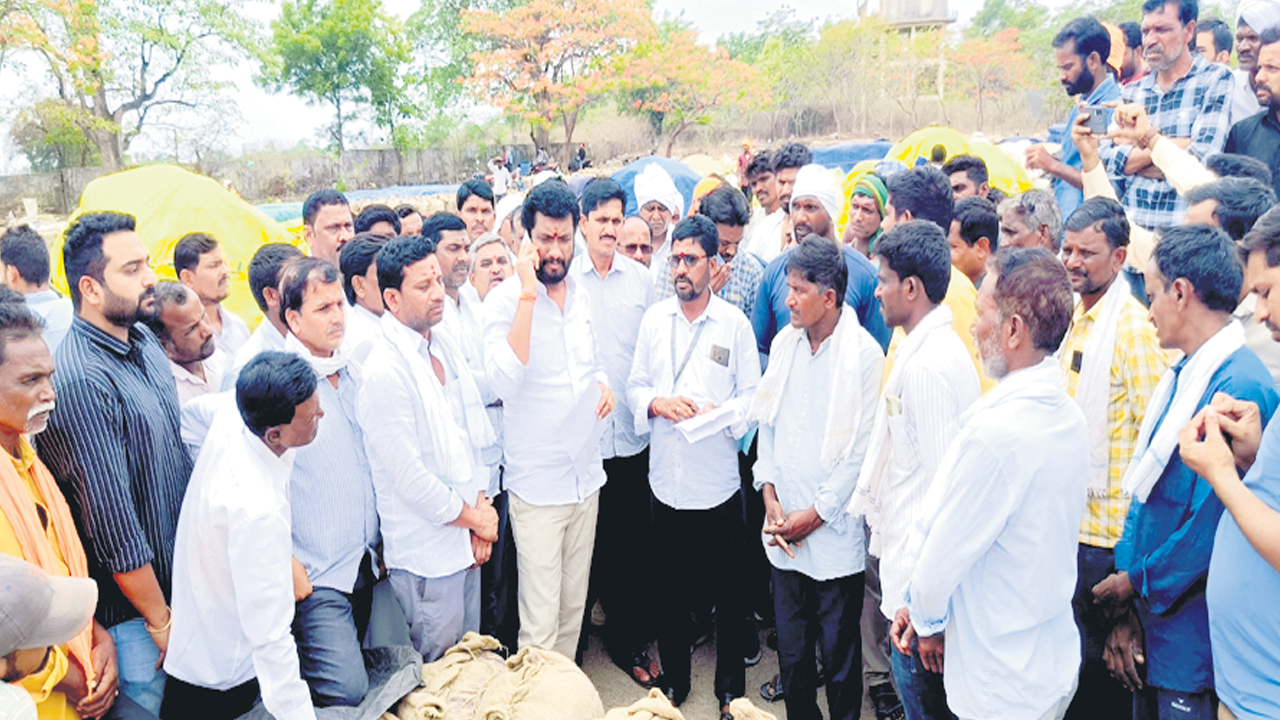 తడిసిన ధాన్యాన్ని ప్రభుత్వం కొనాలి