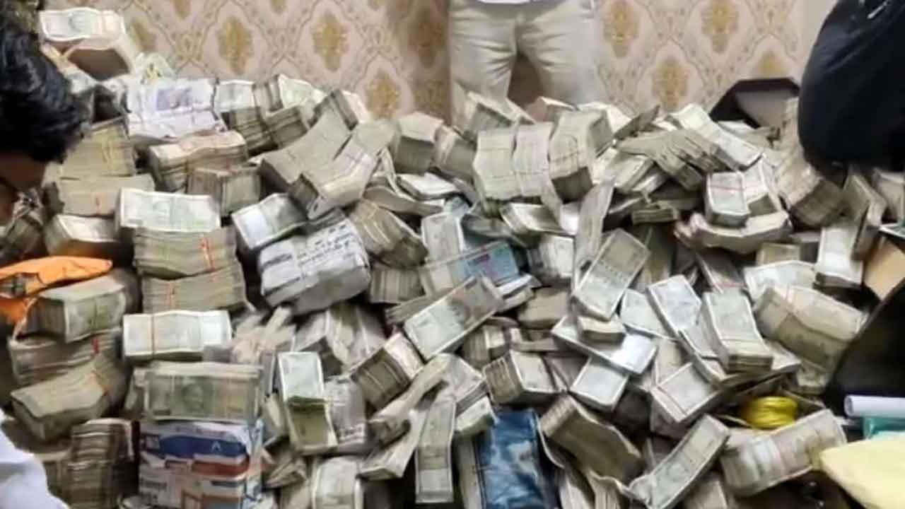 జార్ఖండ్‌లో నోట్ల గుట్టలు