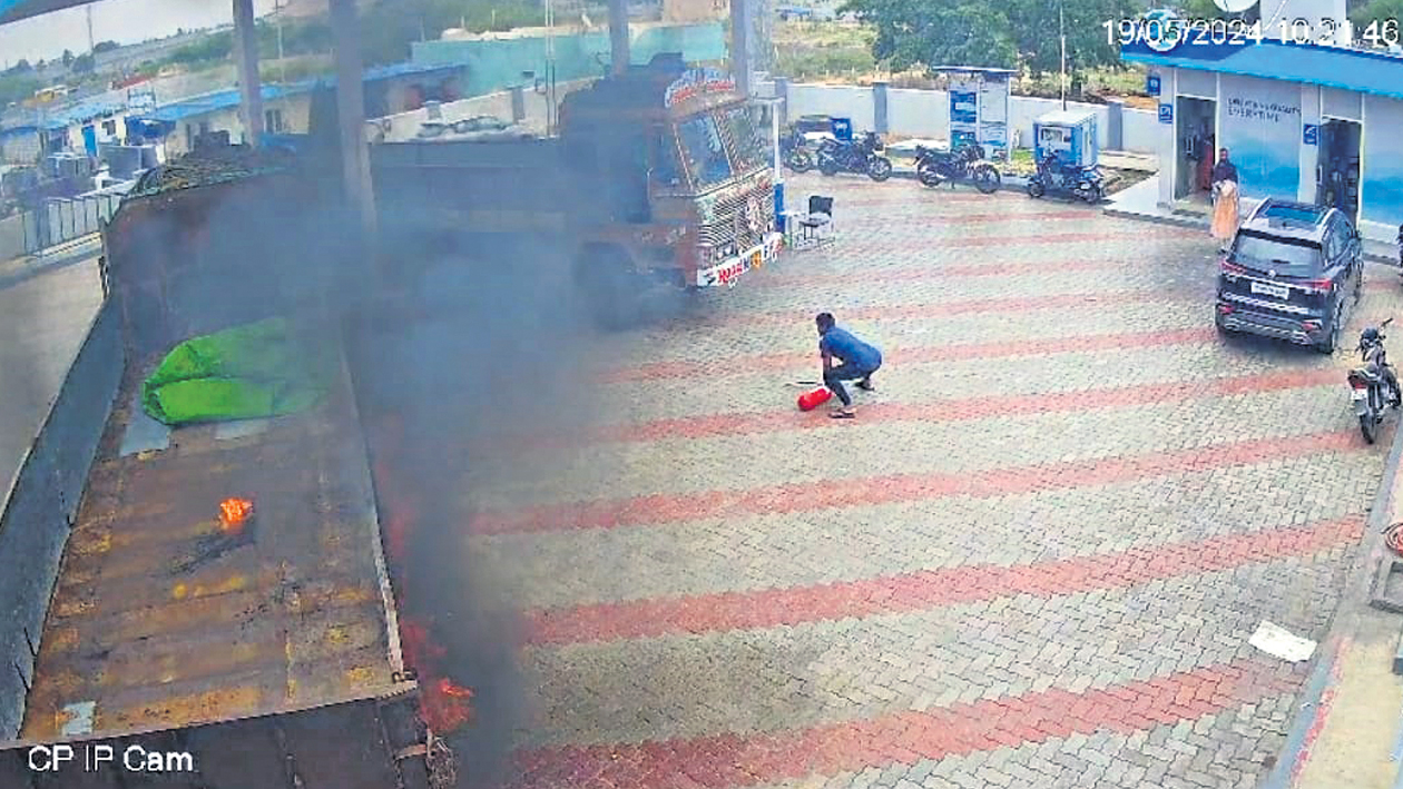 పెట్రోల్‌ బంకులో లారీకి మంటలు