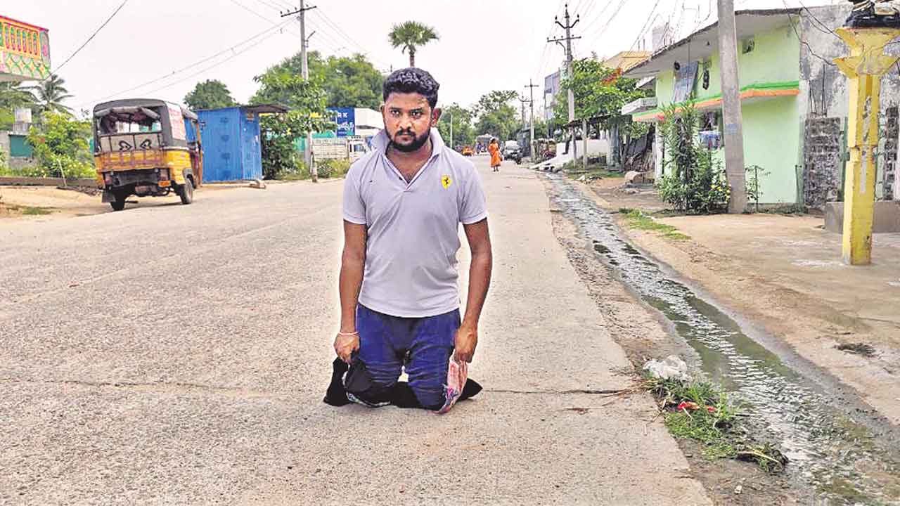 Mallanna Temple | బావమరిది కోసం మోకాళ్లపై మేనబావ నడక.. ఐనవోలు మల్లన్నకు మొక్కు చెల్లింపు