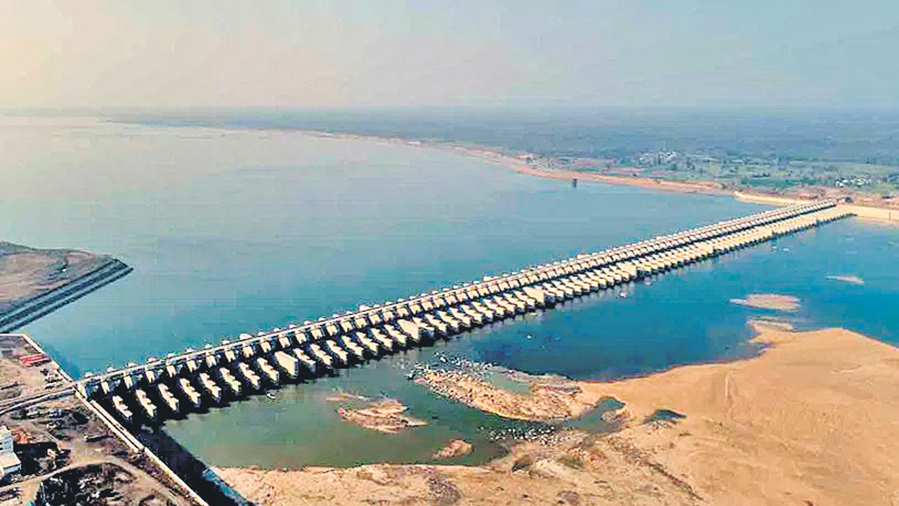 Medigadda Barrage | మేడిగడ్డపై కేసీఆర్ మాటే నిజం.. అన్నదాతల ఆగ్రహంతో దిగొచ్చిన ప్రభుత్వం