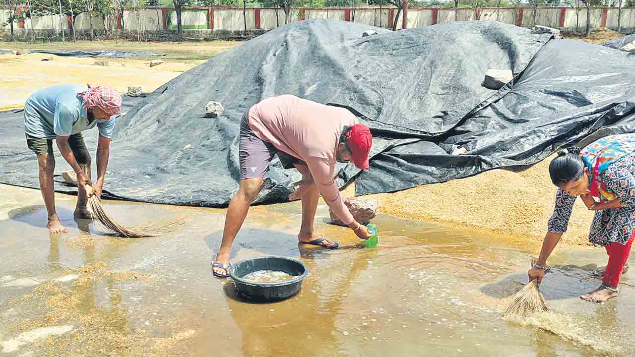 రైతు నష్టం వర్షార్పణం