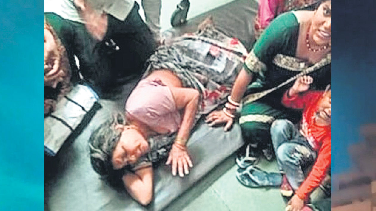 దళిత దంపతులను కట్టేసి.. చెప్పుల దండేసి దాడి