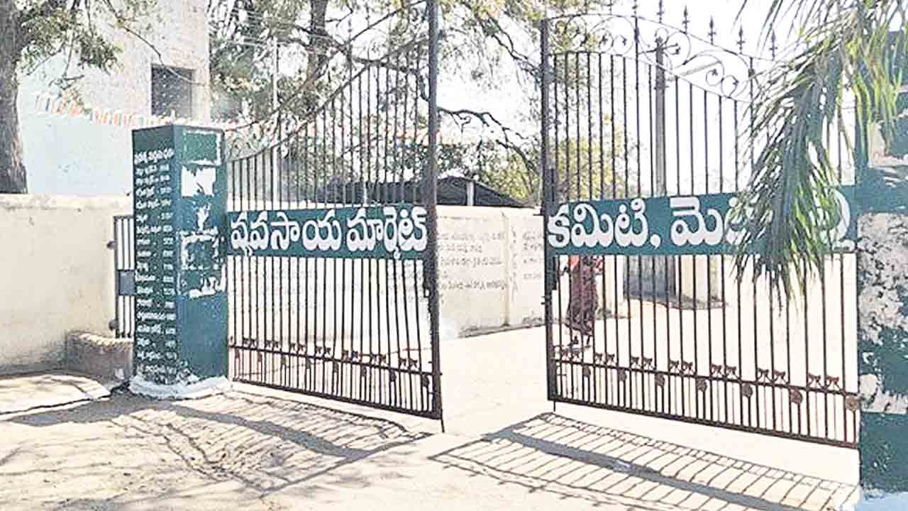 మార్కెటింగ్‌ శాఖ ఉద్యోగులకు జీతాలేవి?