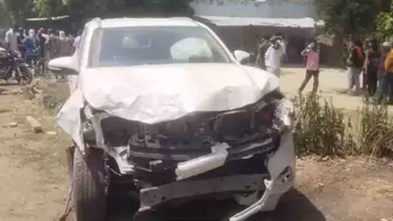 వాహనదారులపైకి బ్రిజ్‌భూషణ్‌ కుమారుడి కాన్వాయ్‌