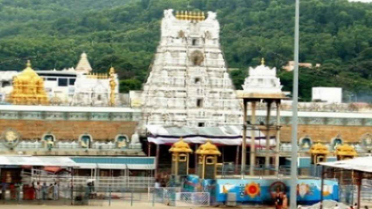 తిరుమలలో కొనసాగుతున్న భక్తుల రద్దీ