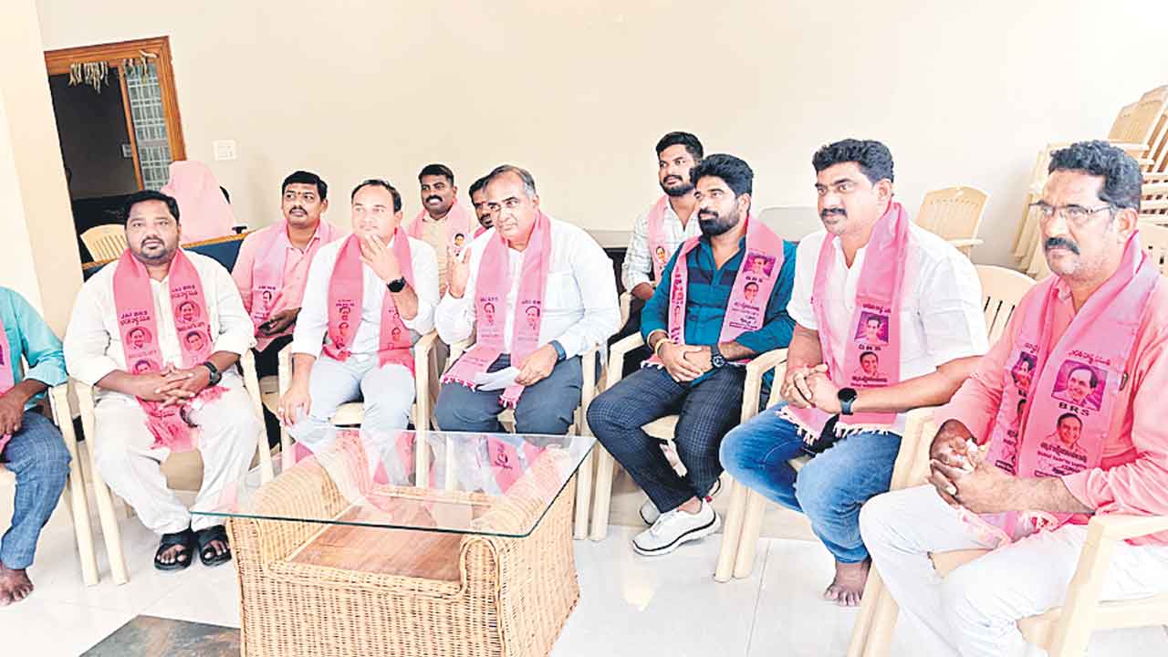 రైతు సమస్యలు గాలికొదిలి విదేశాలకు టూర్లా..?