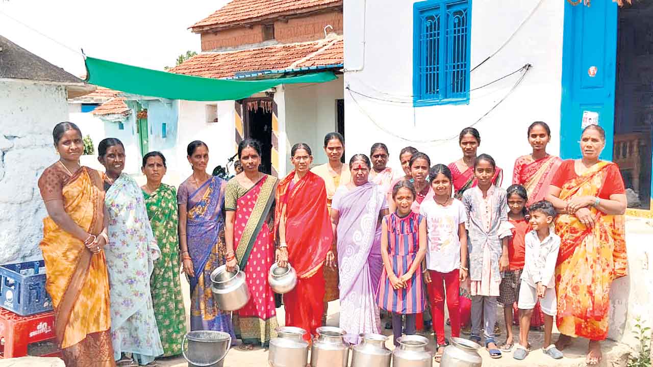 తాగునీటి కోసం ఖాళీ బిందెలతో ఆందోళన