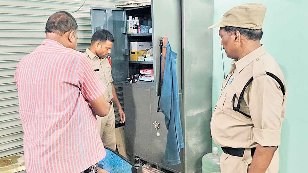 నకిలీ గల్ఫ్ ఏజెంట్లపై పోలీసుల కొరడా