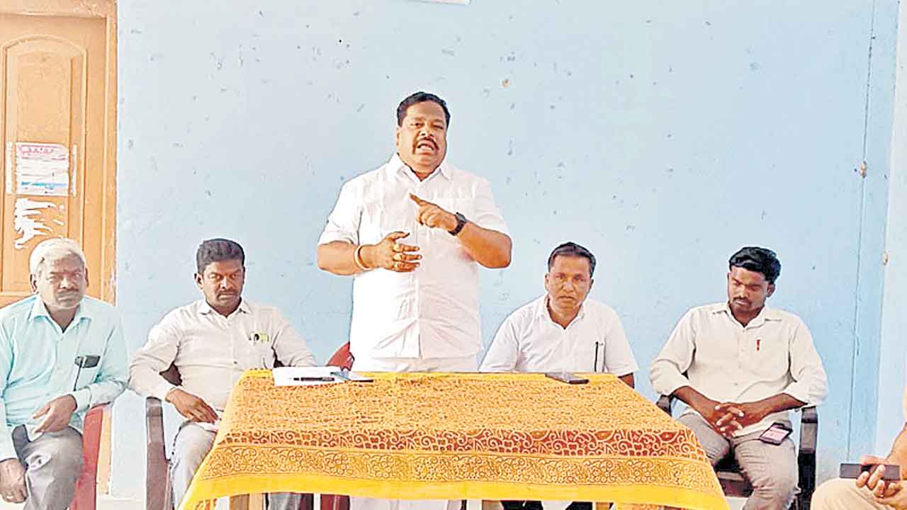 బిల్లులు చెల్లించాకే ఎన్నికలు నిర్వహించాలి