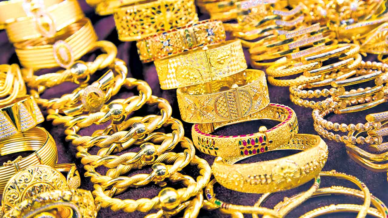 Gold Rate | ధర పెరుగుతుందని బంగారం కొనాలని అనుకుంటున్నారా? ఈ విషయాన్ని గమనిస్తే తొందరపడరు!
