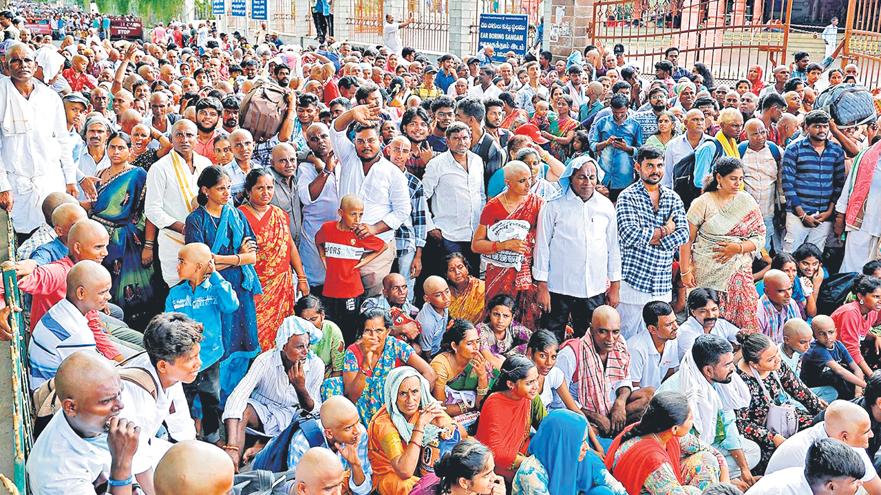 తిరుమలలో కొనసాగుతున్న భక్తుల రద్దీ