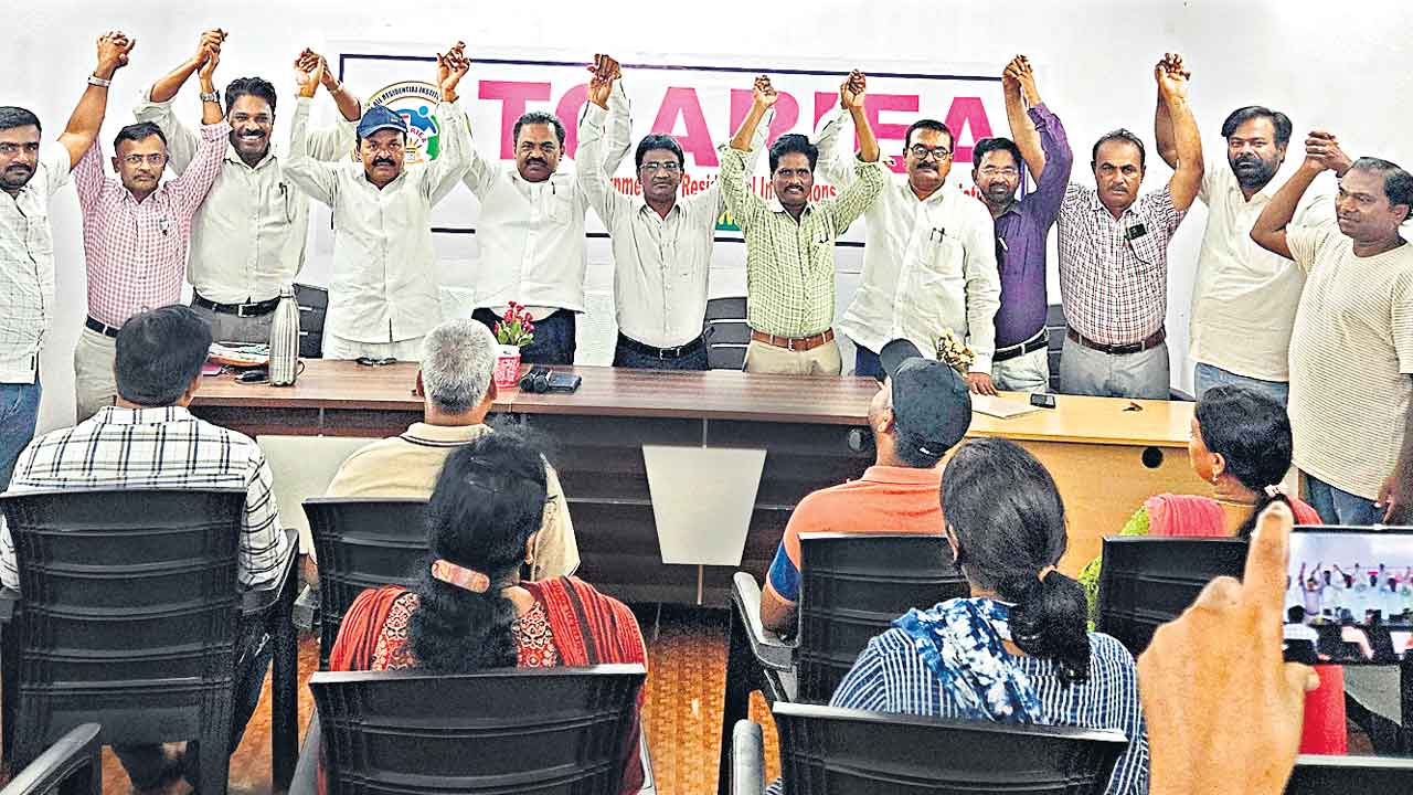 గురుకులాల్లో ప్రమోషన్లు కల్పించండి: జేఏసీ